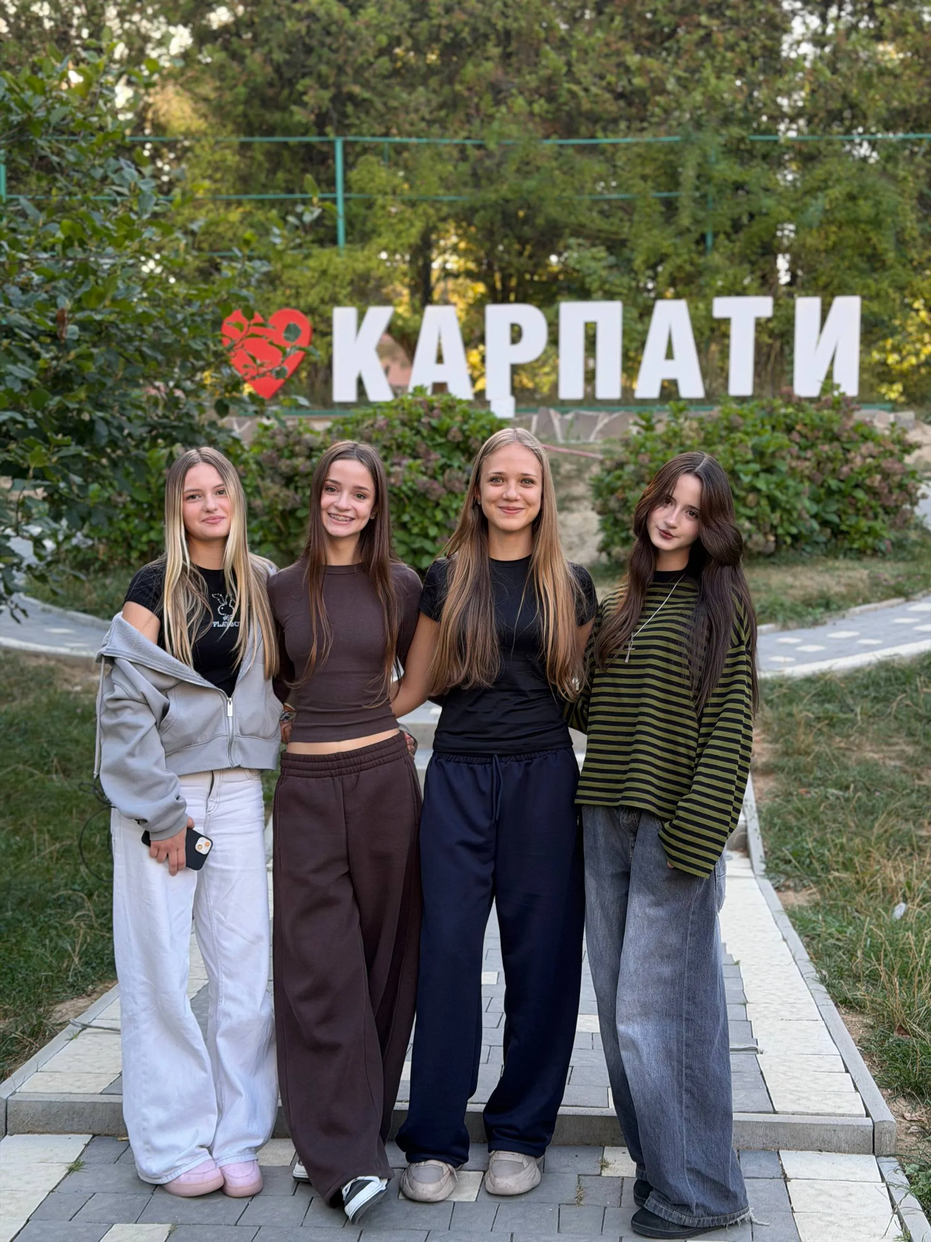 Діти під час відпочинку у Карпатах