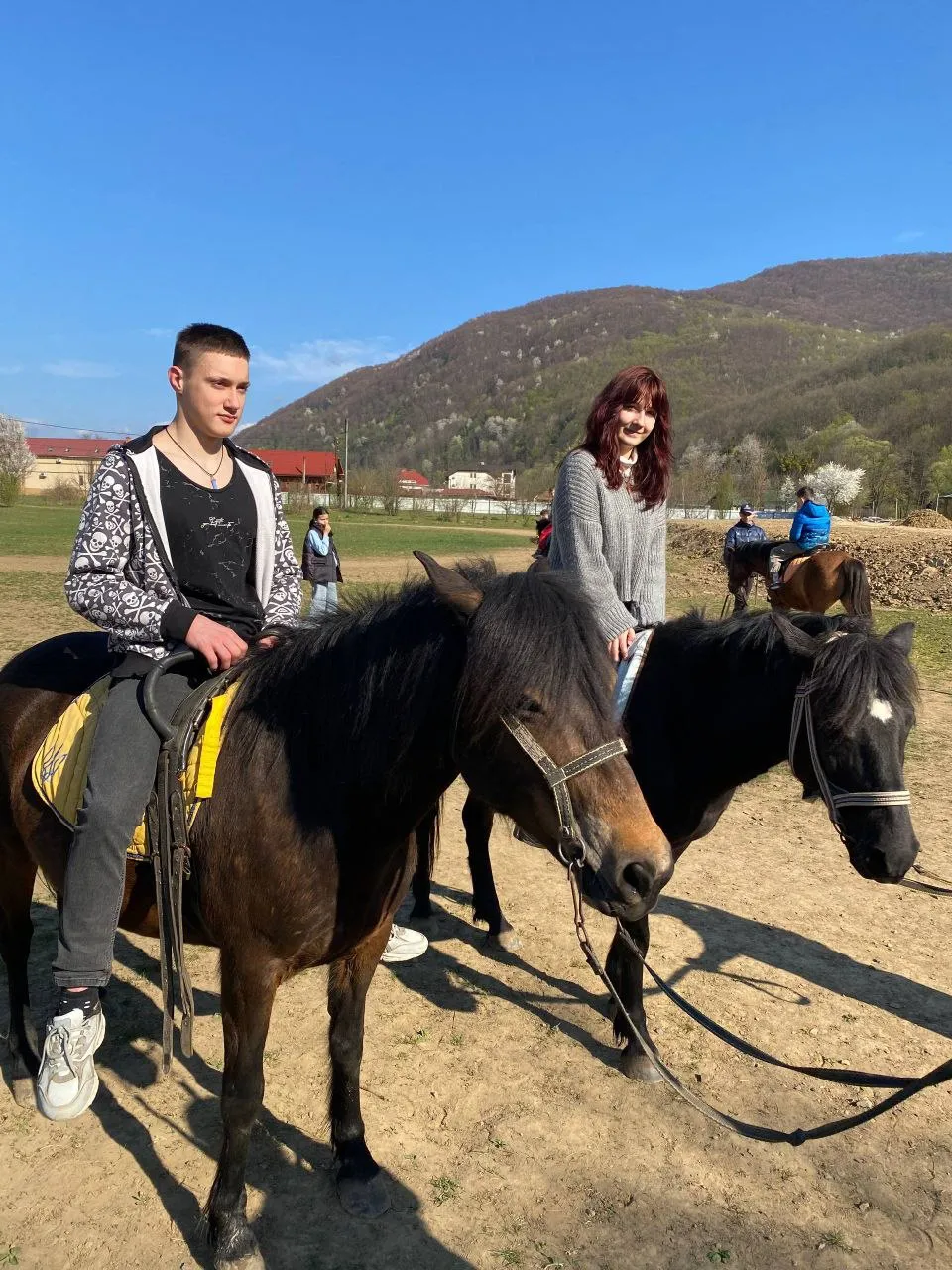 Діти катаються верхи